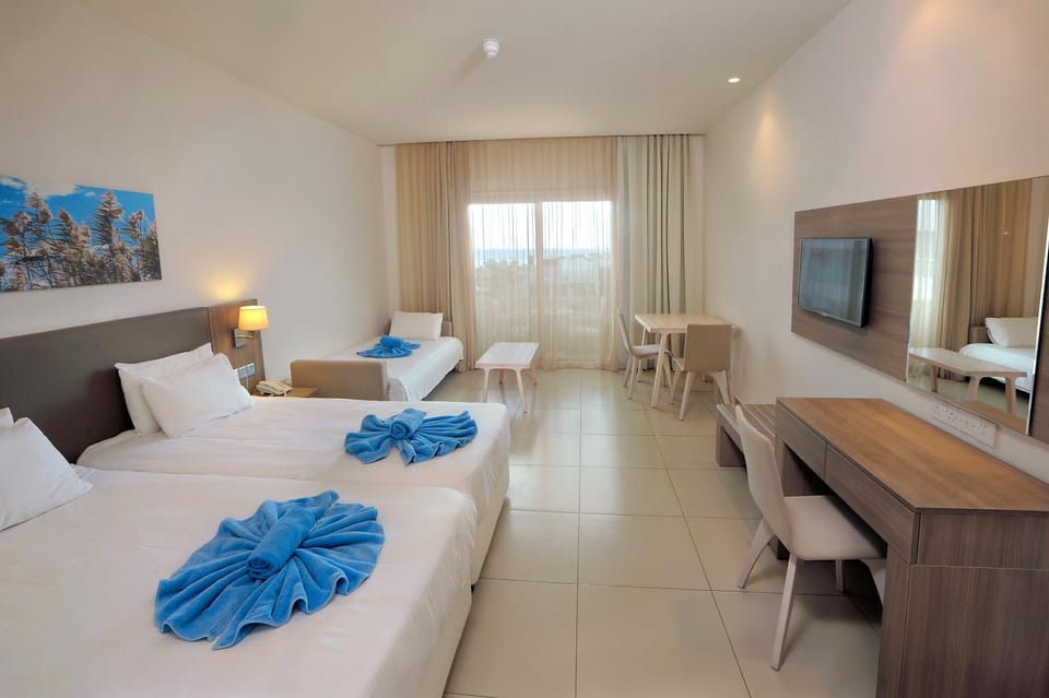 Bed, Photo of the whole room, Seating area, towels