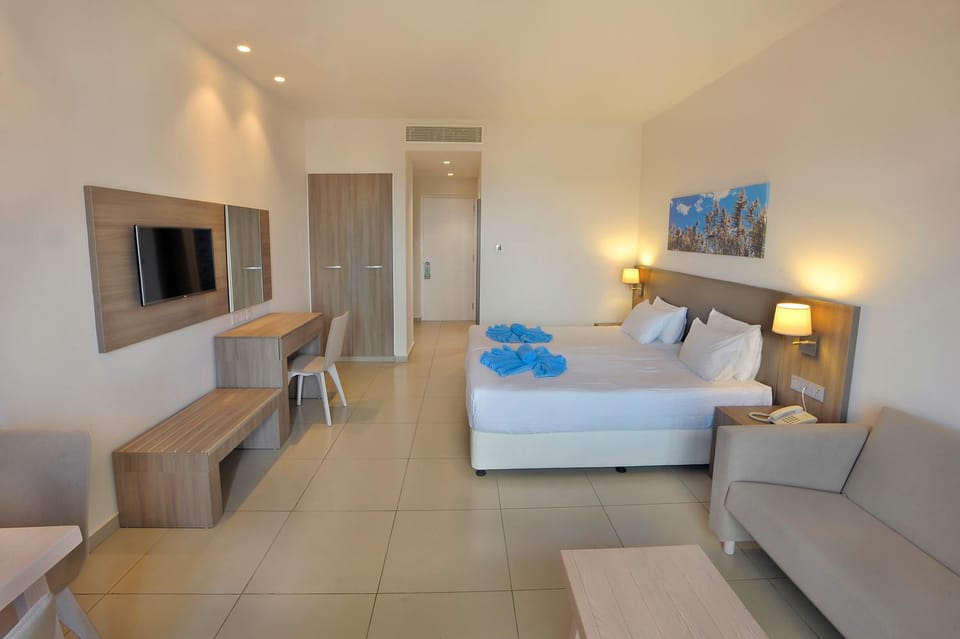 Bed, Photo of the whole room, Seating area, towels, air conditioner
