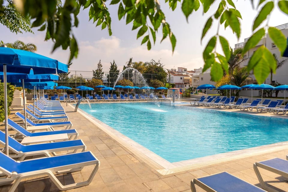 Day, Pool view, Swimming pool, sunbed