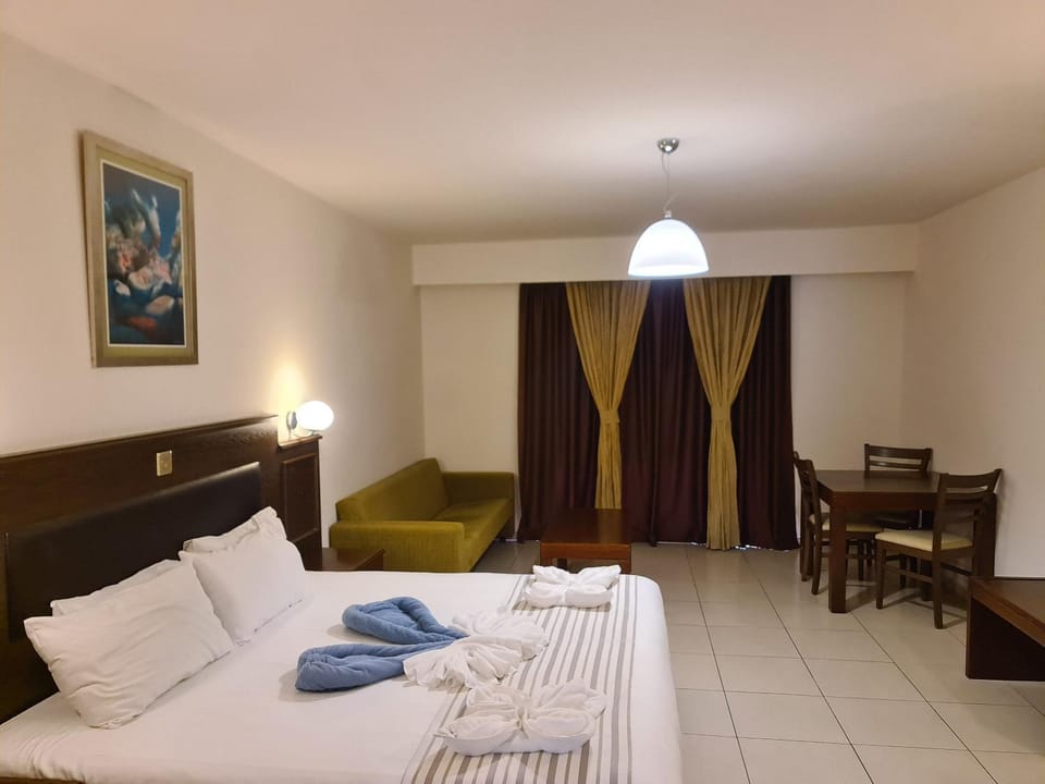 Bed, Photo of the whole room, Seating area, towels