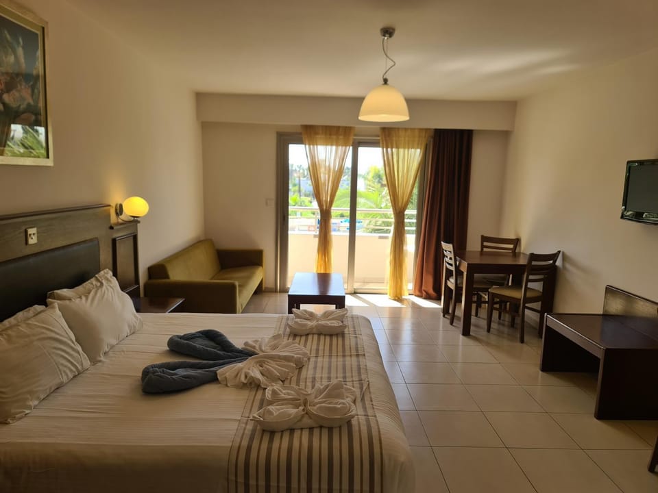 Bed, TV and multimedia, Photo of the whole room, Seating area, towels