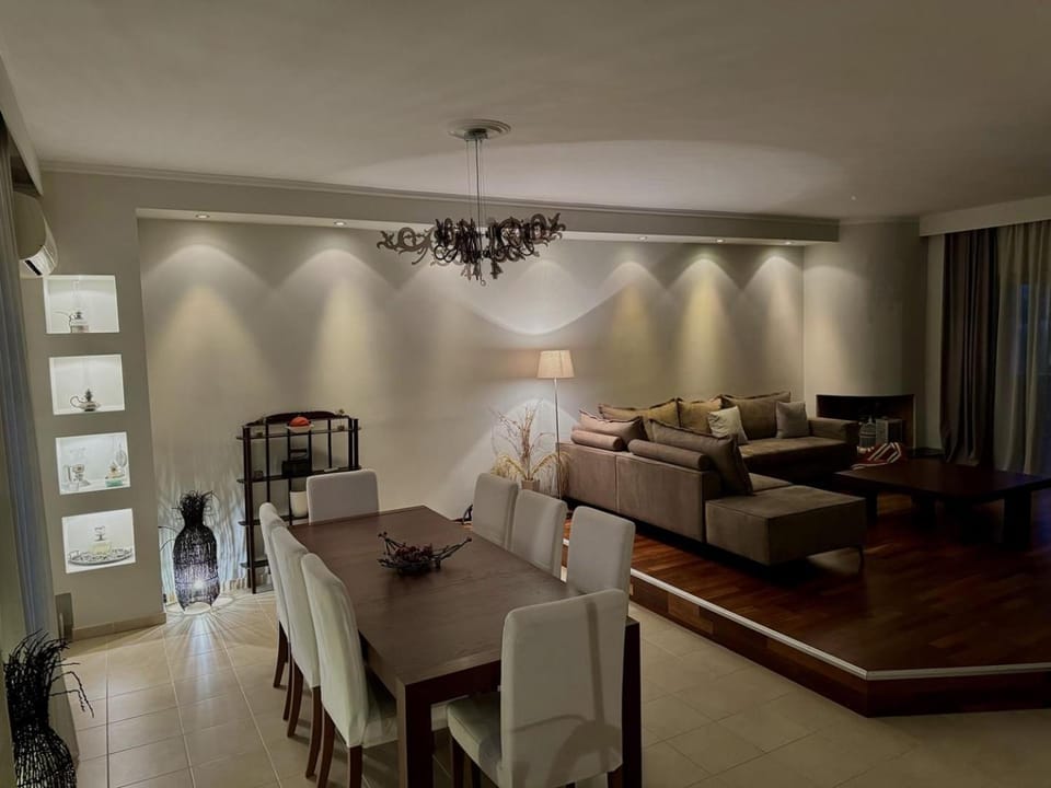 Living room, Dining area