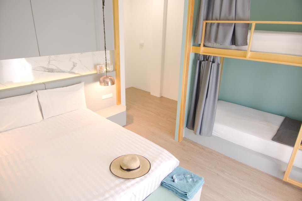 Bedroom, bunk bed