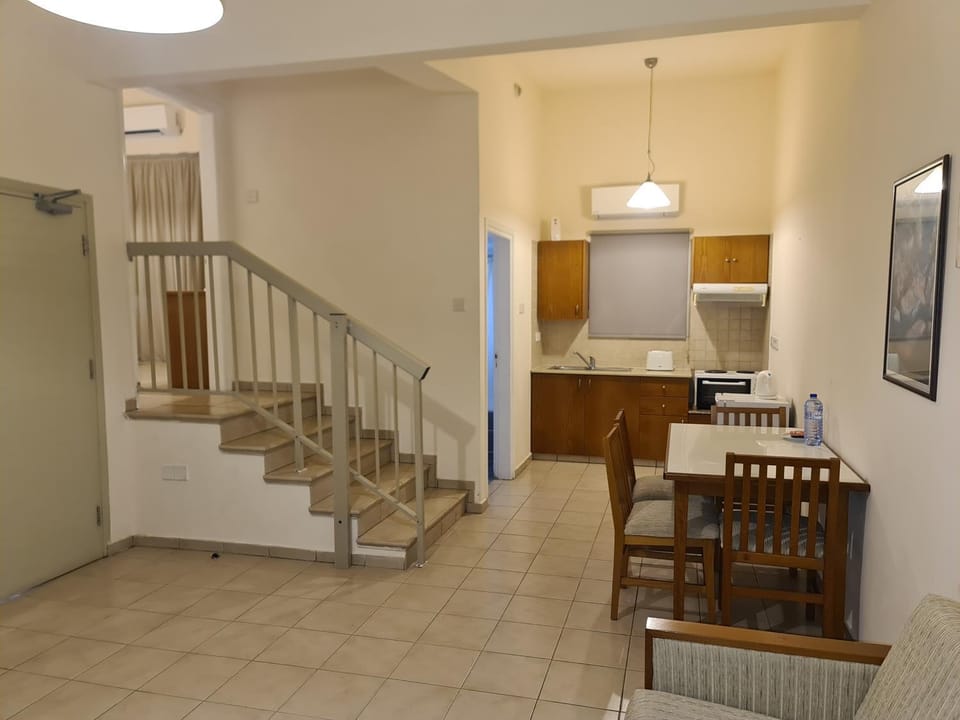 Kitchen or kitchenette, Living room, Seating area, Dining area, stove