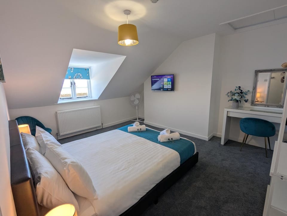 Bed, TV and multimedia, Photo of the whole room, Bedroom