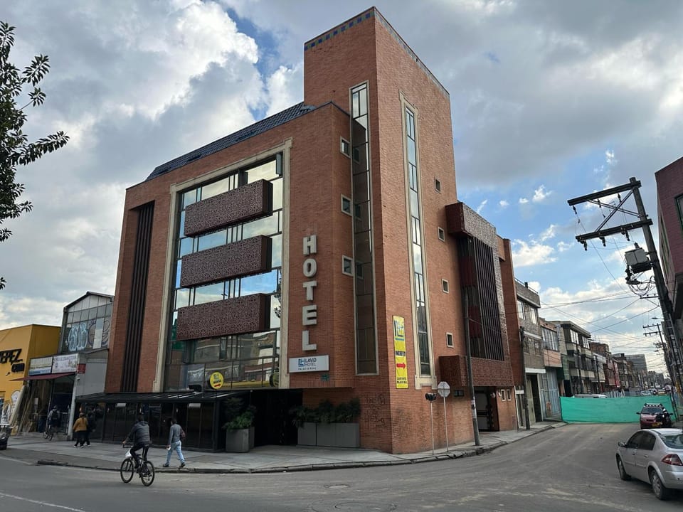 Property building, Facade/entrance, Location, acessibility