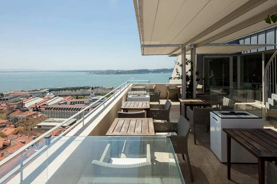 View (from property/room), Balcony/Terrace, Lounge or bar, River view
