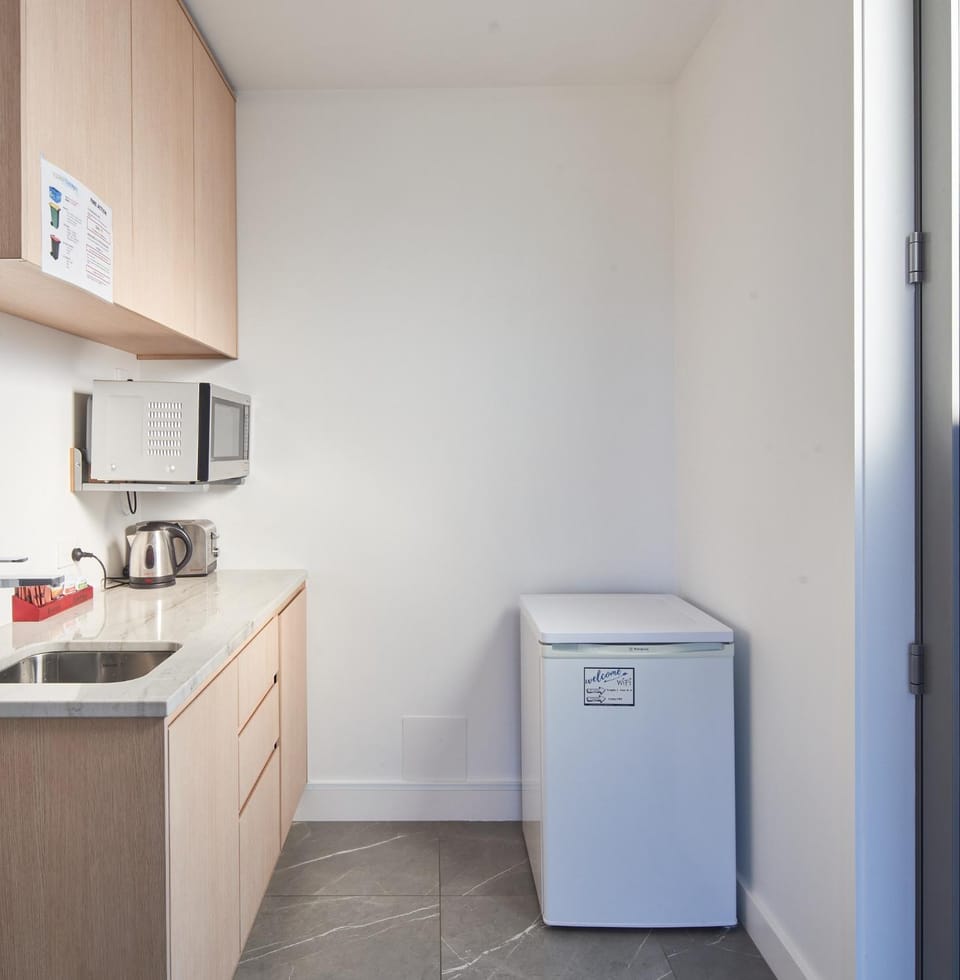 Kitchen or kitchenette, minibar, toaster