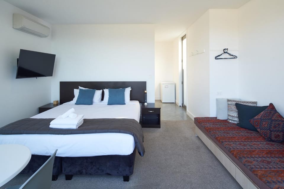 TV and multimedia, Seating area, Bedroom