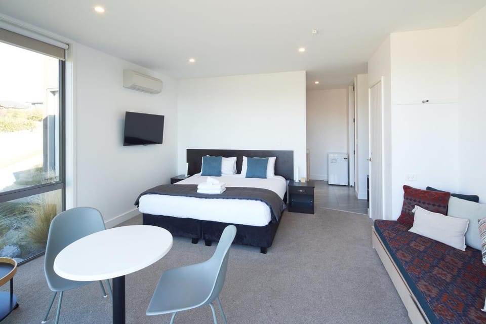 TV and multimedia, Seating area, Bedroom