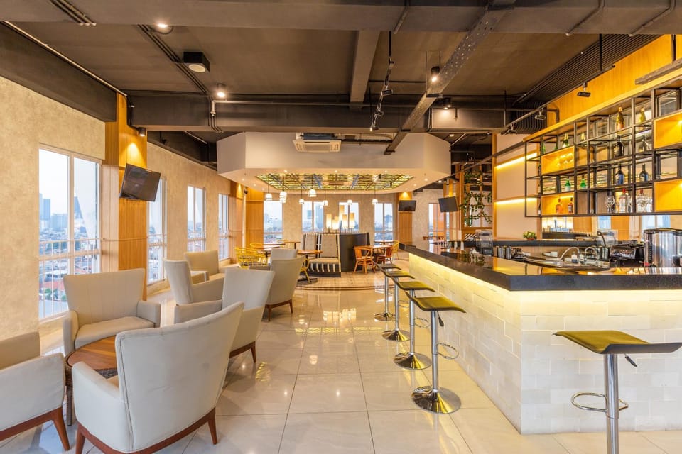 Restaurant/places to eat, Lounge or bar, Banquet/Function facilities