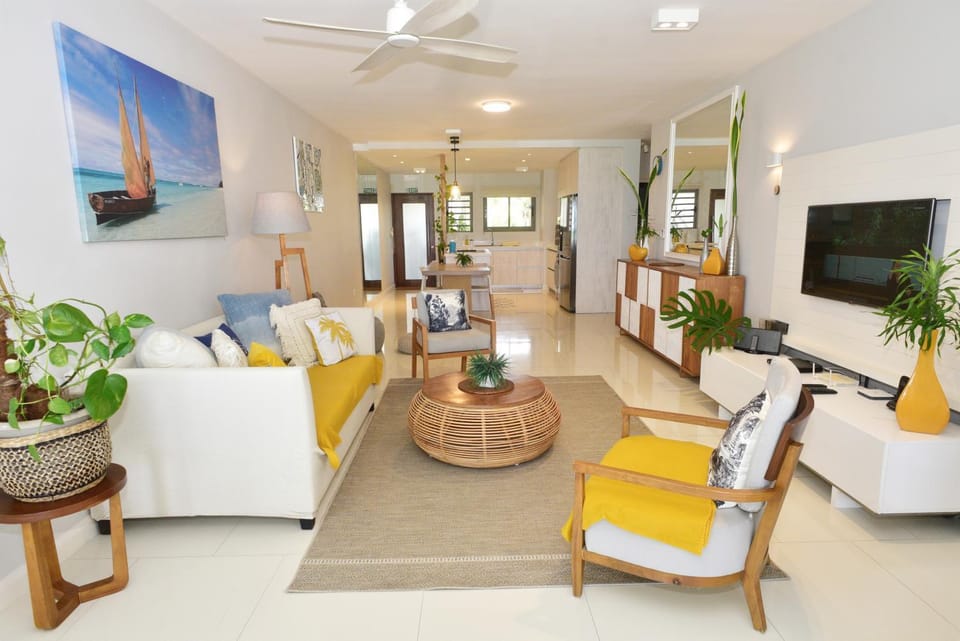 Communal lounge/ TV room, TV and multimedia, Living room, Seating area, Evening entertainment