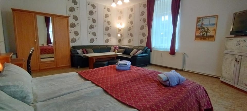 Bed, TV and multimedia, Photo of the whole room, Seating area, Bedroom, towels