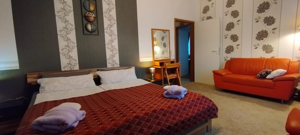Bed, Photo of the whole room, Seating area, Bedroom, towels