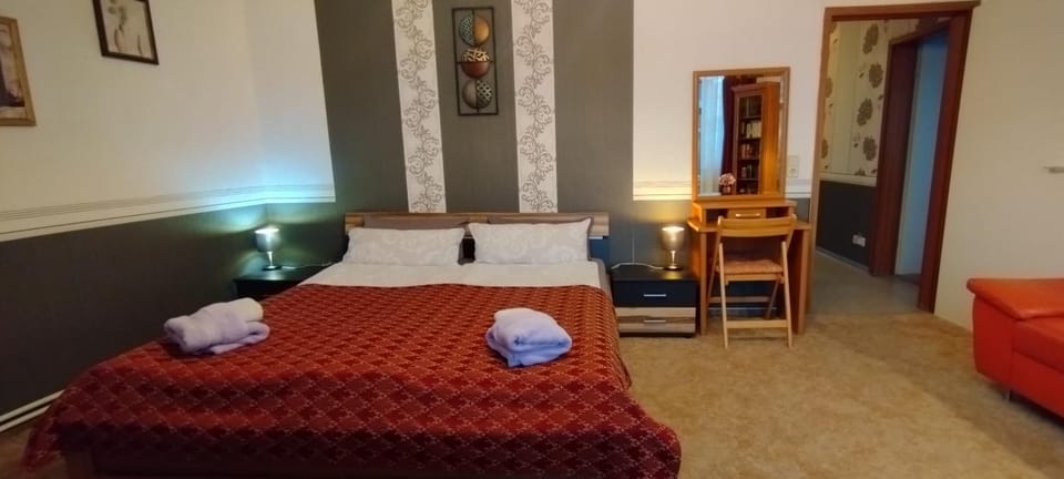 Bed, Photo of the whole room, Seating area, Bedroom, towels