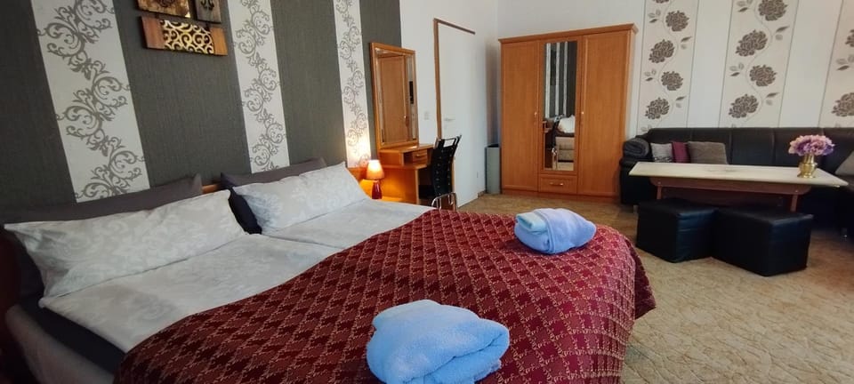Bed, Photo of the whole room, Bedroom, towels