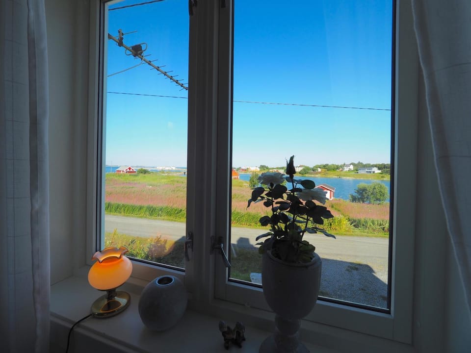 Living room, Lake view, Mountain view, Sea view