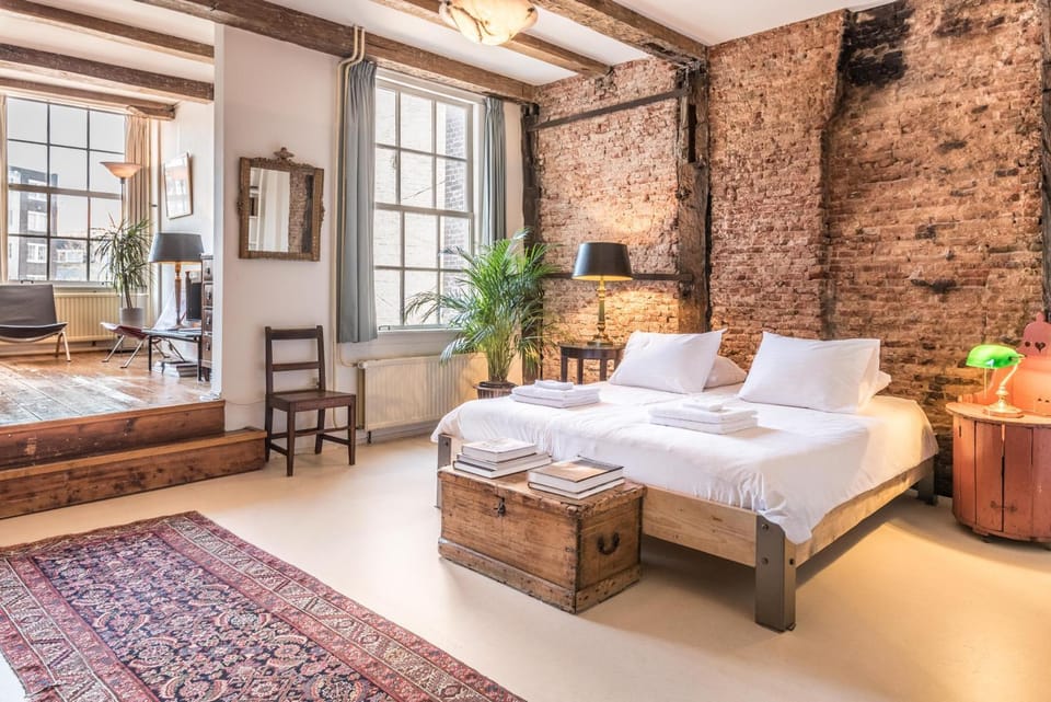 Classy Room 17th C Canalhouse Bed and Breakfast in Amsterdam