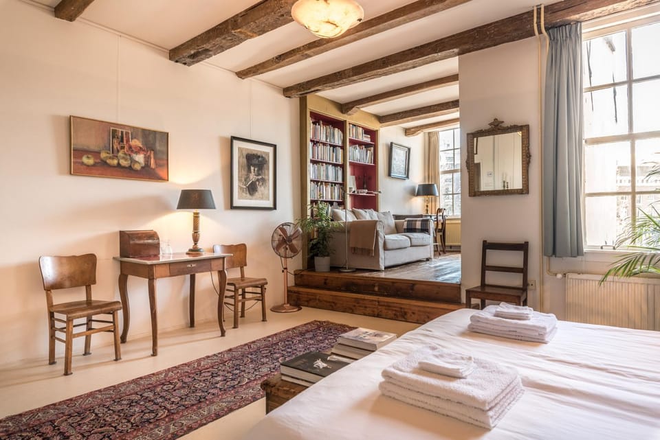 Classy Room 17th C Canalhouse Bed and Breakfast in Amsterdam