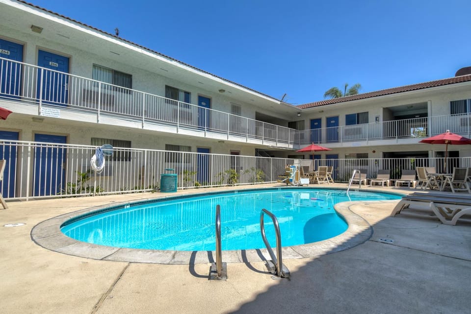 Property building, Day, Swimming pool