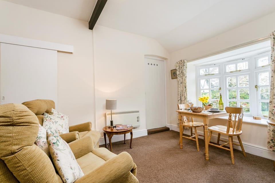 Living room, Seating area, Dining area, internet