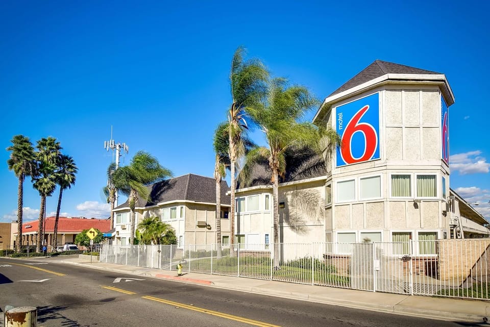 Property building, Day, Property logo or sign, Logo/Certificate/Sign, On site, Street view, Time of day