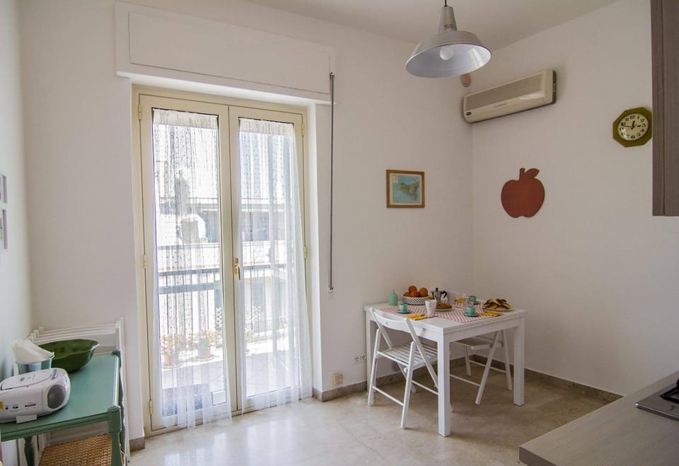 Kitchen or kitchenette, Food and drinks