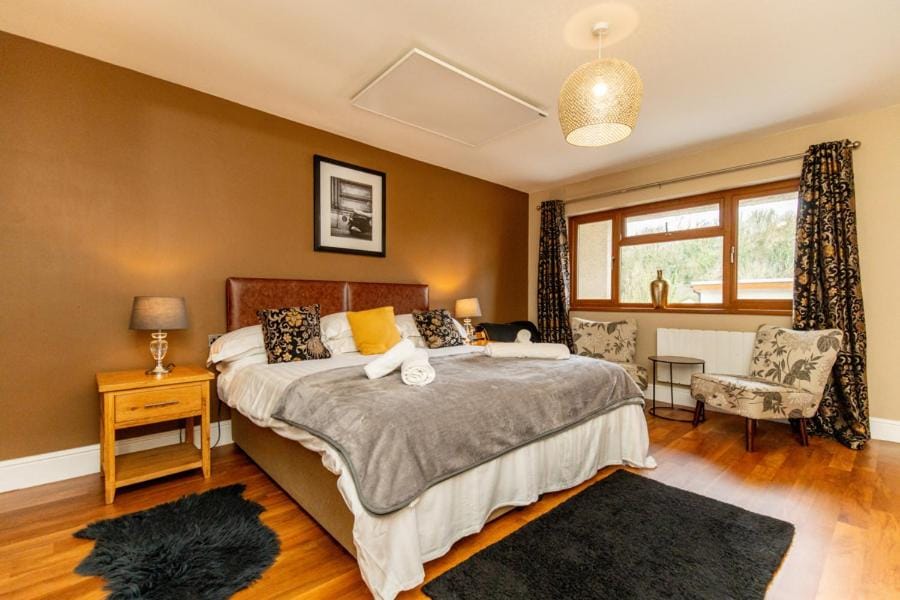 Photo of the whole room, Bedroom