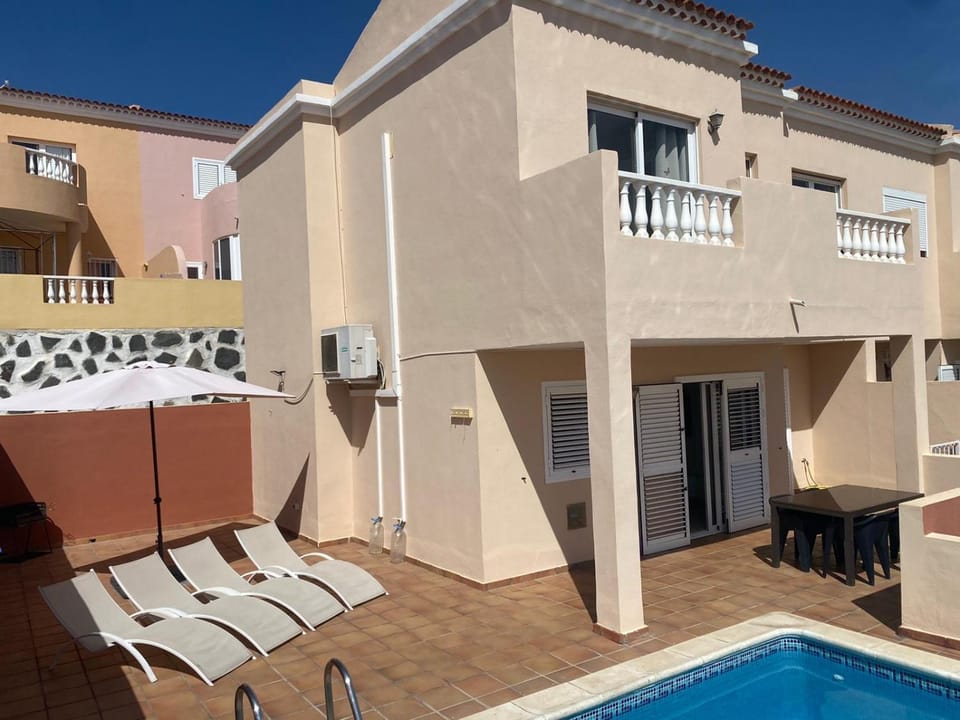 Property building, Patio, Day, Balcony/Terrace, Swimming pool, sunbed
