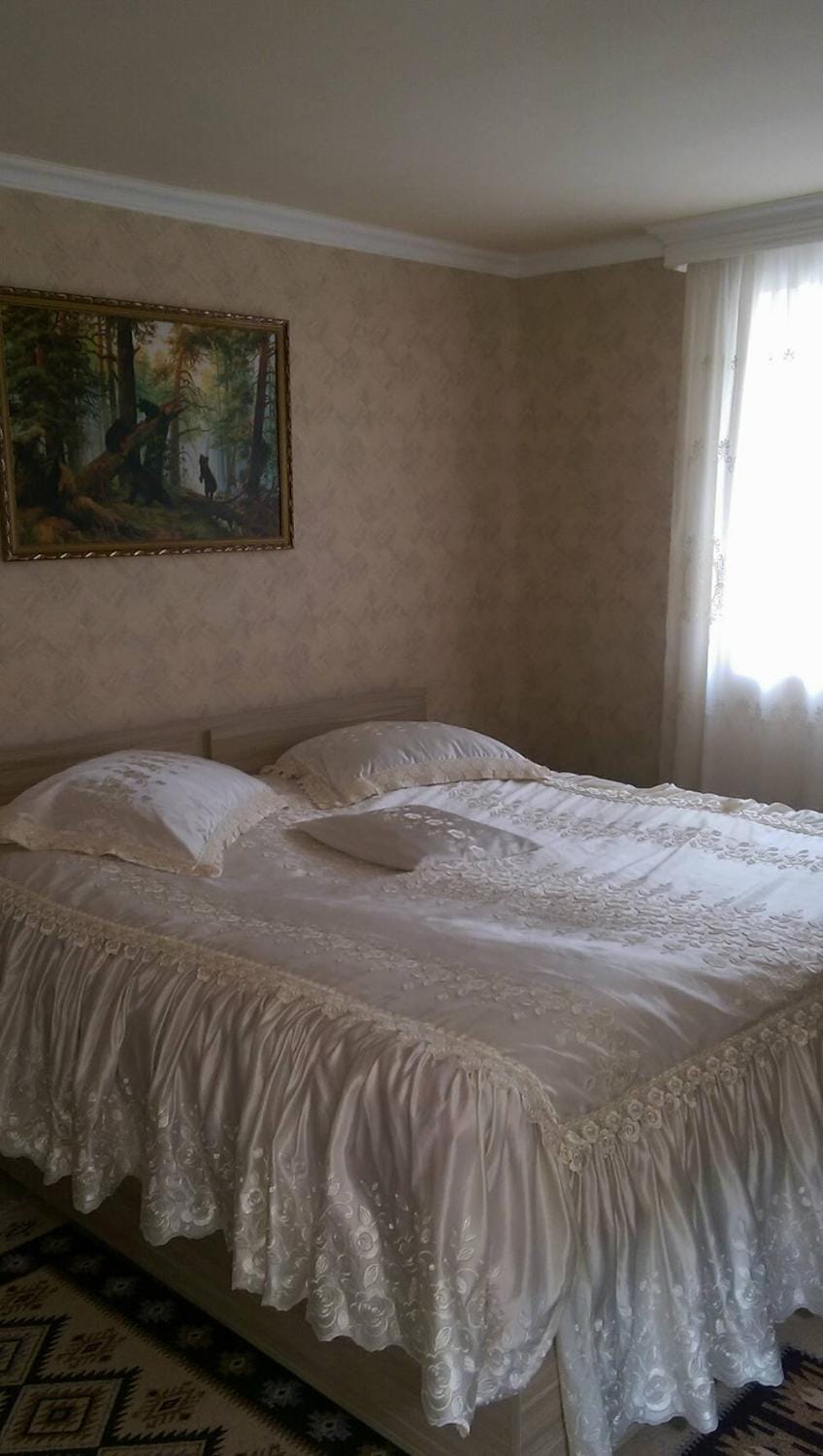 Bed, Living room, Bedroom, Text overlay