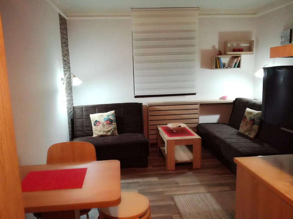 Coffee/tea facilities, Living room, Seating area, Dining area, Bedroom