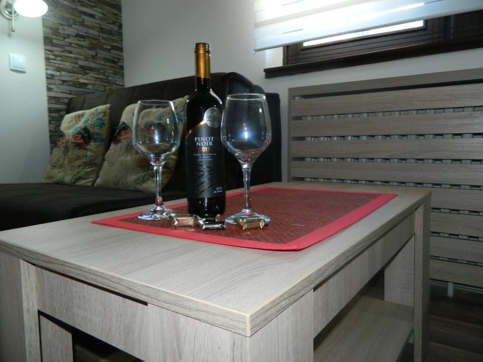 Coffee/tea facilities, Living room, Seating area, Dining area, Bedroom