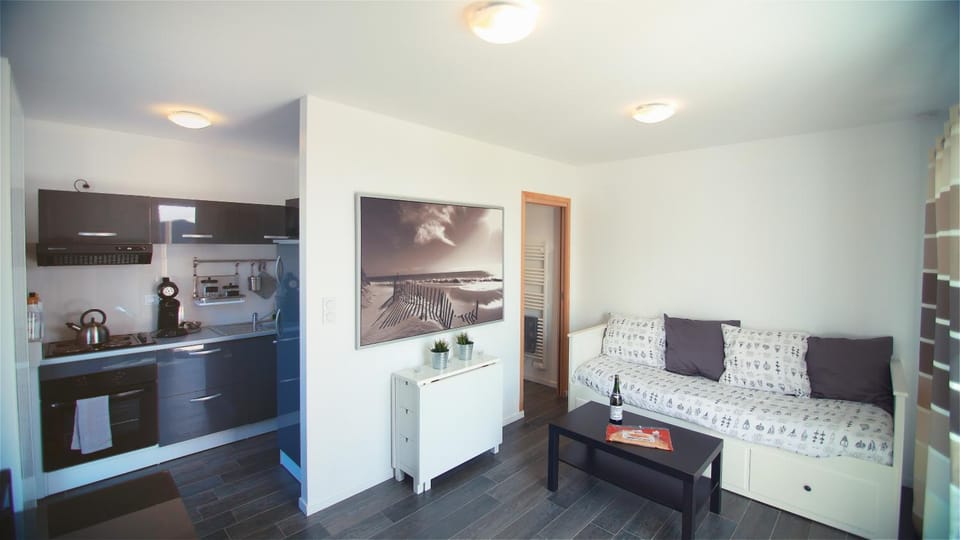 Kitchen or kitchenette, Living room, Seating area, Dining area