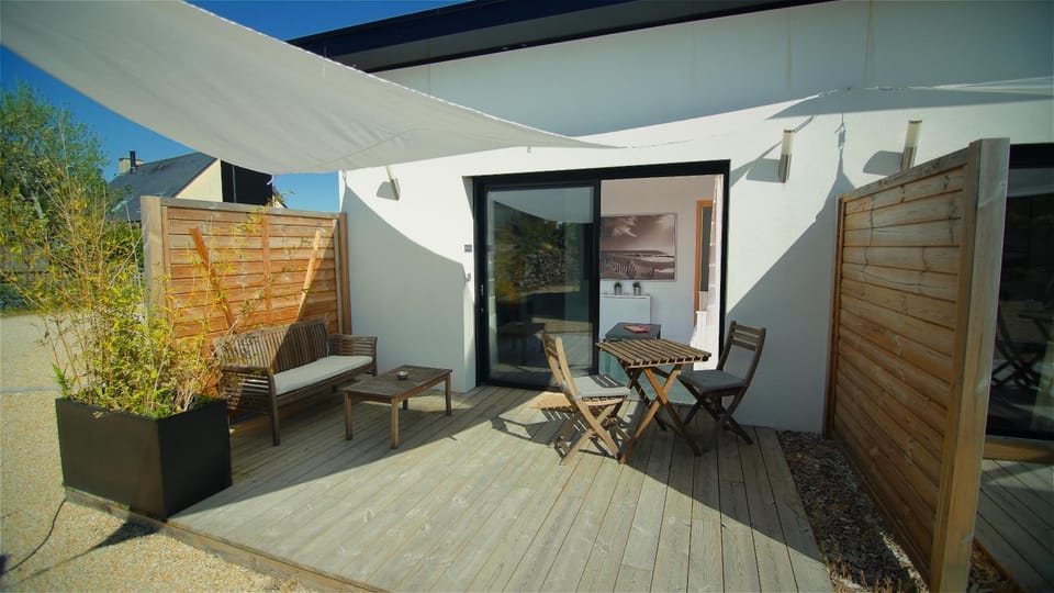 Patio, Facade/entrance, Balcony/Terrace