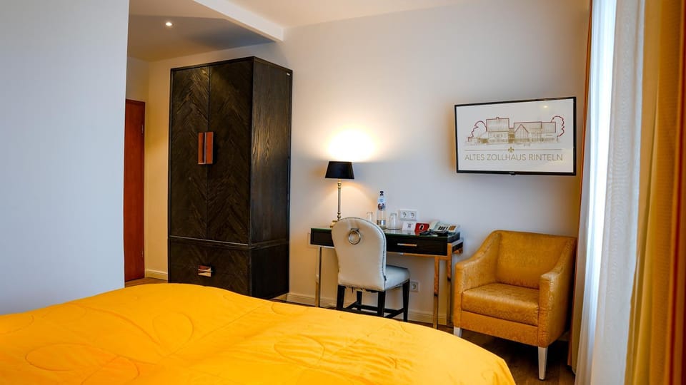 TV and multimedia, Living room, Seating area, hair dresser, wardrobe