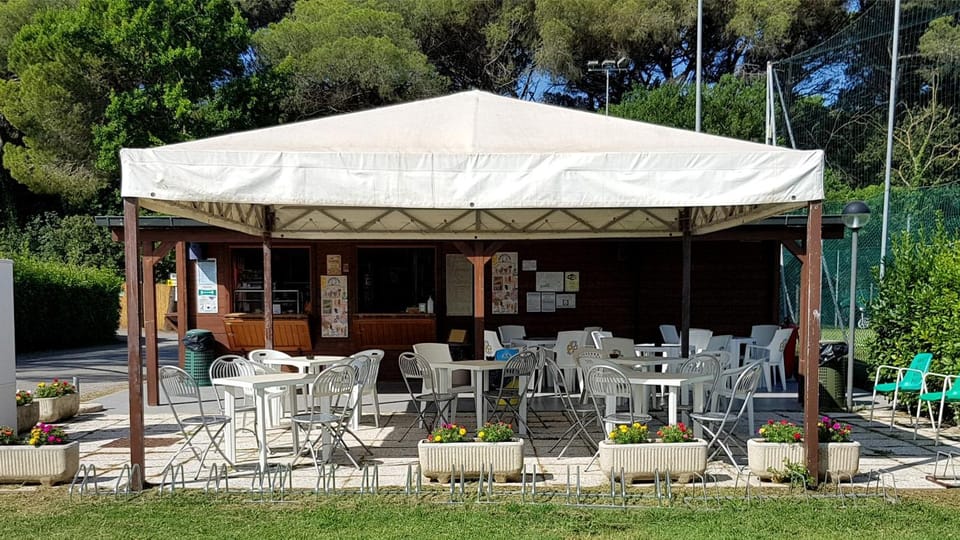 Restaurant/places to eat, Lounge or bar, Banquet/Function facilities, Dining area, Internal: Not applicable to any particular room