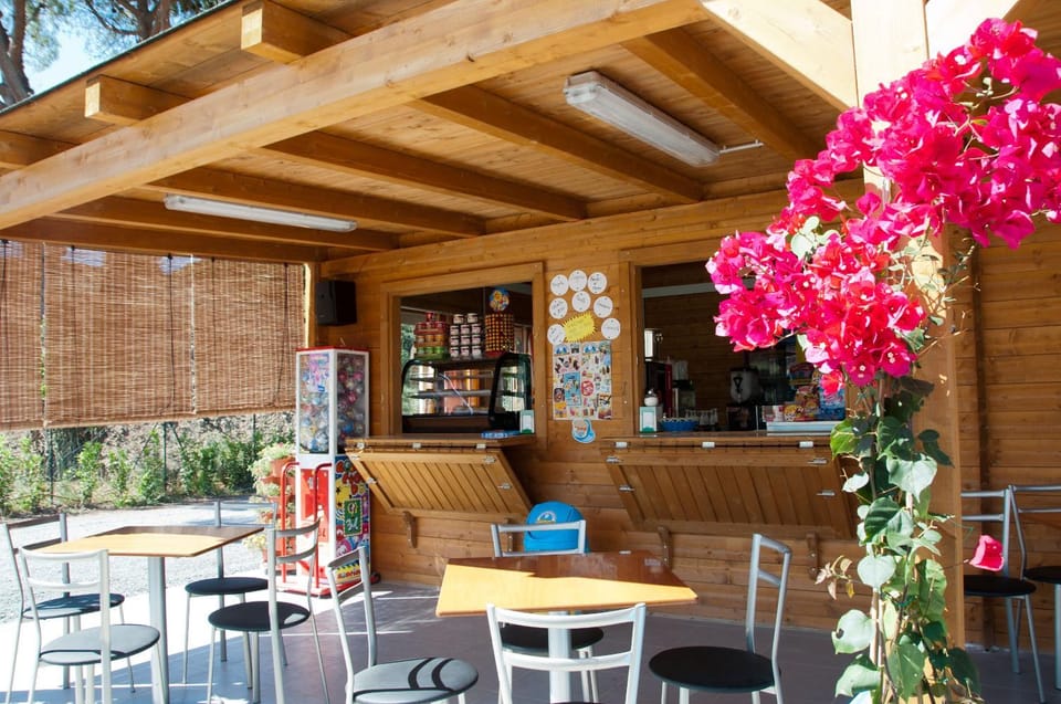 Lounge or bar, Internal: Not applicable to any particular room