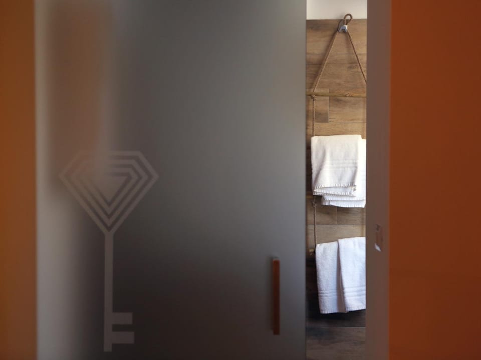 Toilet, Bathroom, Decorative detail