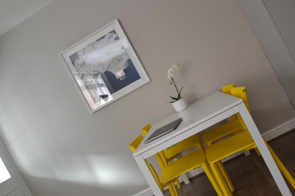 Decorative detail, Seating area, Dining area, Food, Entertainment, Drinks, Family