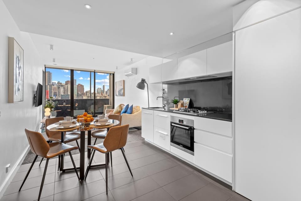 Kitchen or kitchenette, Dining area