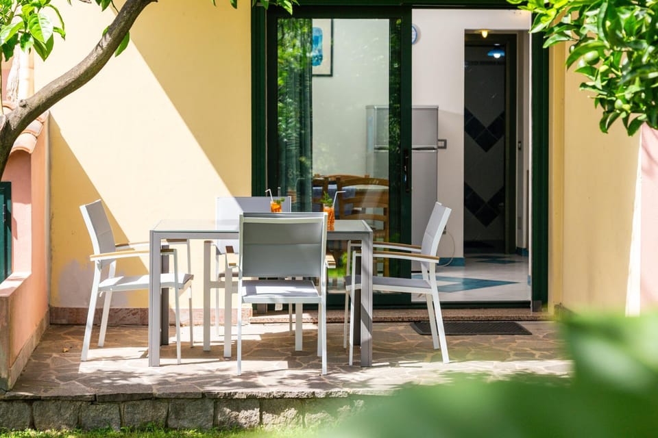Patio, Facade/entrance, Garden, Dining area
