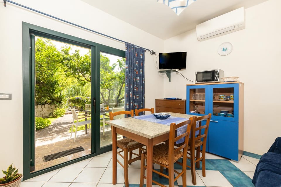 TV and multimedia, Living room, Dining area, Garden view, minibar