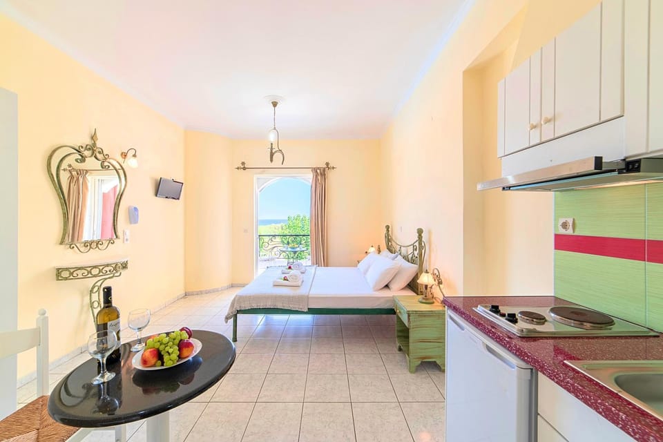 Bed, Kitchen or kitchenette, Sea view