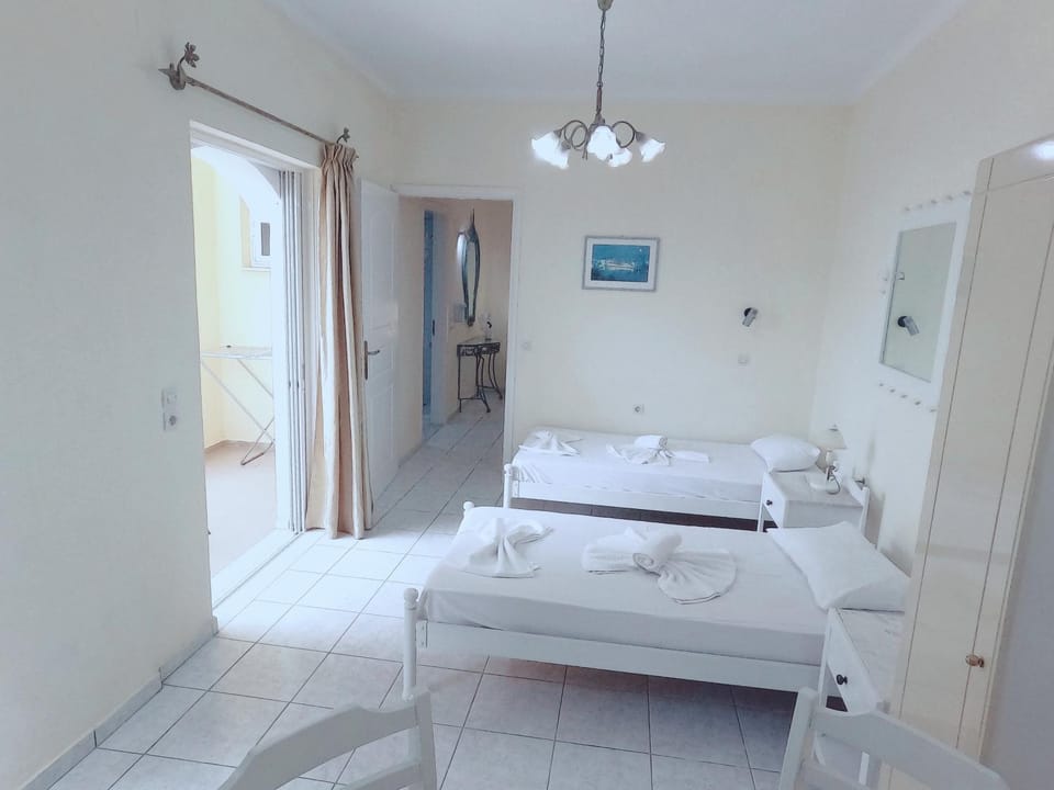 Bed, Dining area, Bedroom