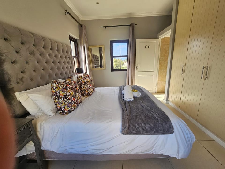 Bed, Photo of the whole room, Seating area, Bedroom, wardrobe