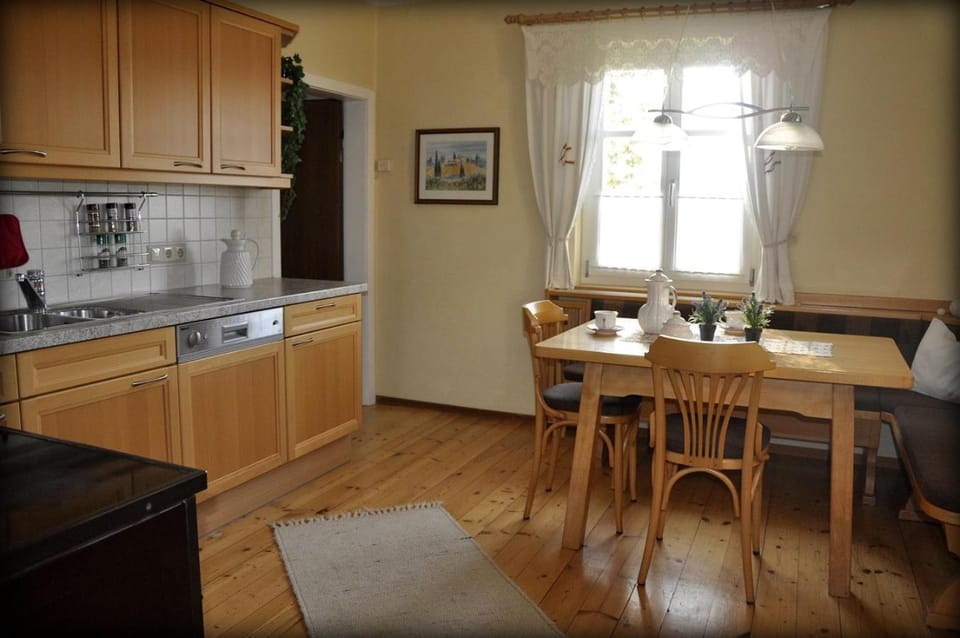 Kitchen or kitchenette, Seating area