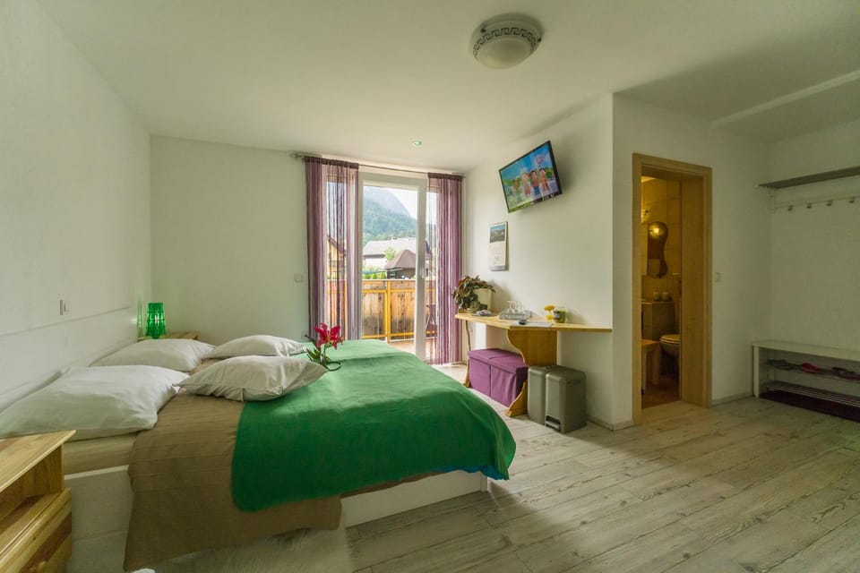 Bed, Bathroom, TV and multimedia, Balcony/Terrace, Seating area, Bedroom, On site, Garden view, Mountain view, River view