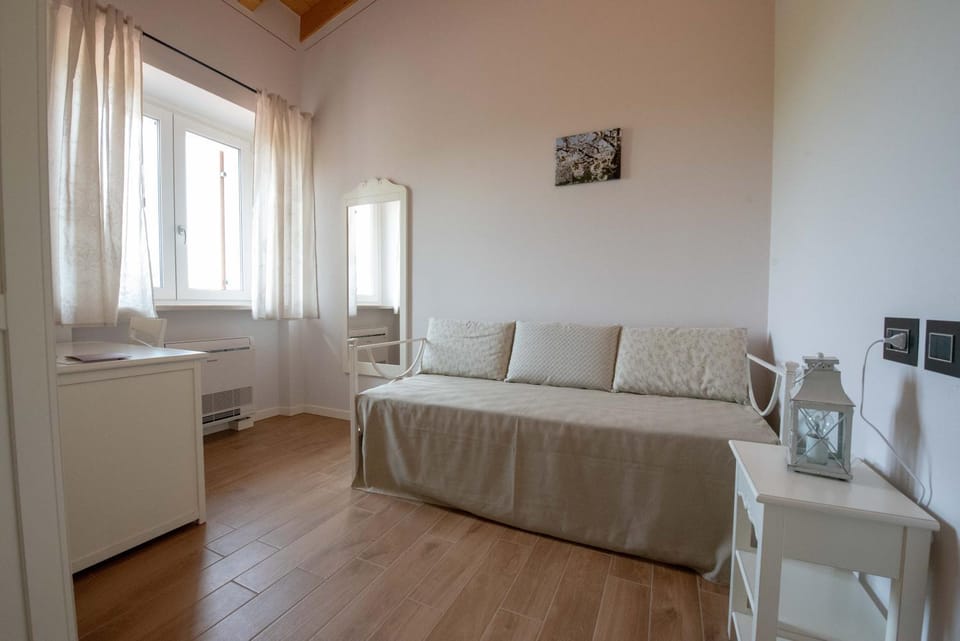 Day, Photo of the whole room, Decorative detail, Decorative detail, Bedroom, On site, Seasons