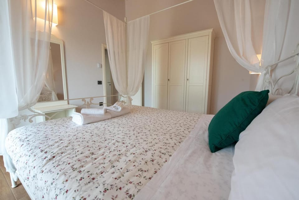 Day, Decorative detail, On site, Seasons, Family