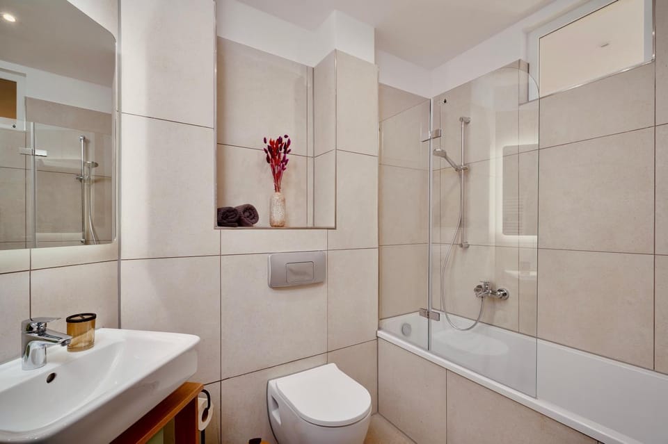 Shower, Toilet, Bathroom, Bath, towels